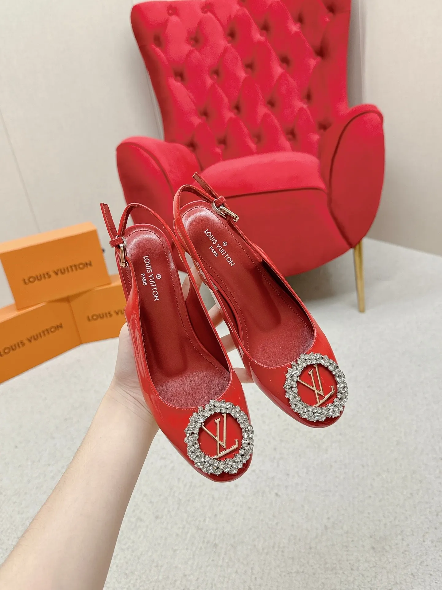 👟👟Ex-factory price 580👟👟 👑 Lv shoes This Urban Twist women's shoe is a stylish upgrade to the classic stiletto style. It is made of smooth calfskin upper with a bright silver metal toe and is engraved with the LV Circle logo, highlighting the Louis Vuitton brand characteristics. Detailed features: Calfskin material Lining: Imported full-grain sheepskin Foot pads: Imported full-grain sheepskin sole Italian genuine leather sole Heel height Two height sizes: 34-40 (34.40.41 customization is not returnable)
